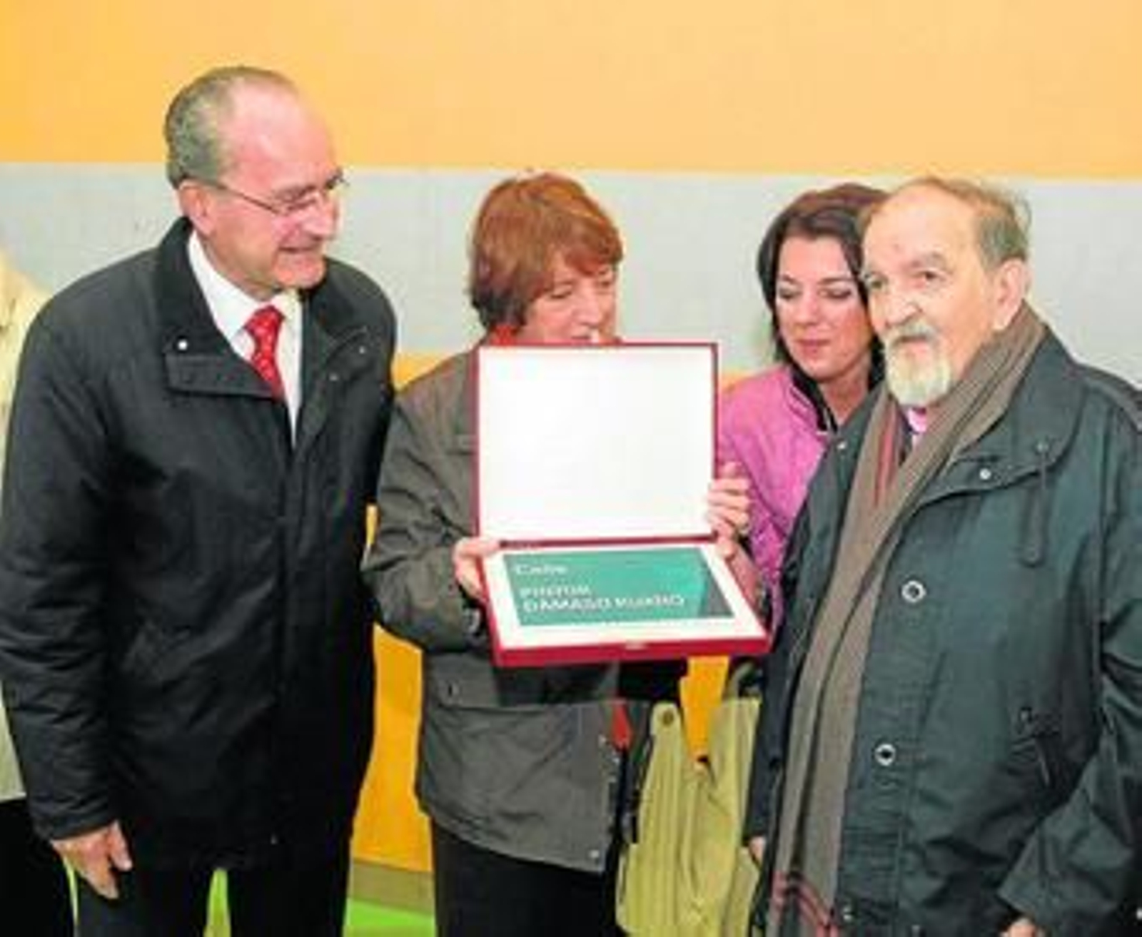 De la Torre, ayer, en el acto en el que descubrió la placa de la calle dedicada al pintor Dámaso Ruano.