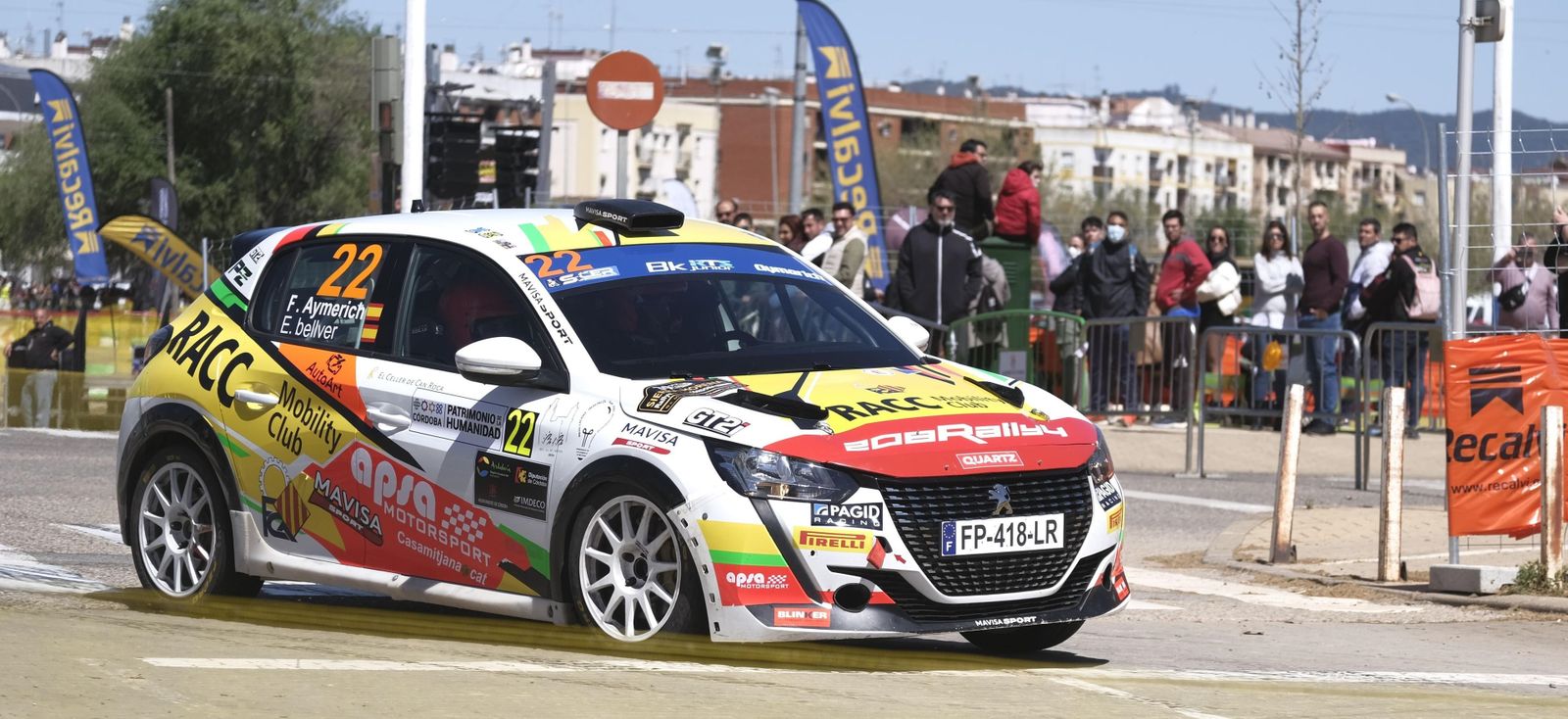 Uno de los participantes atraviesa el tramo urbano de 2022.