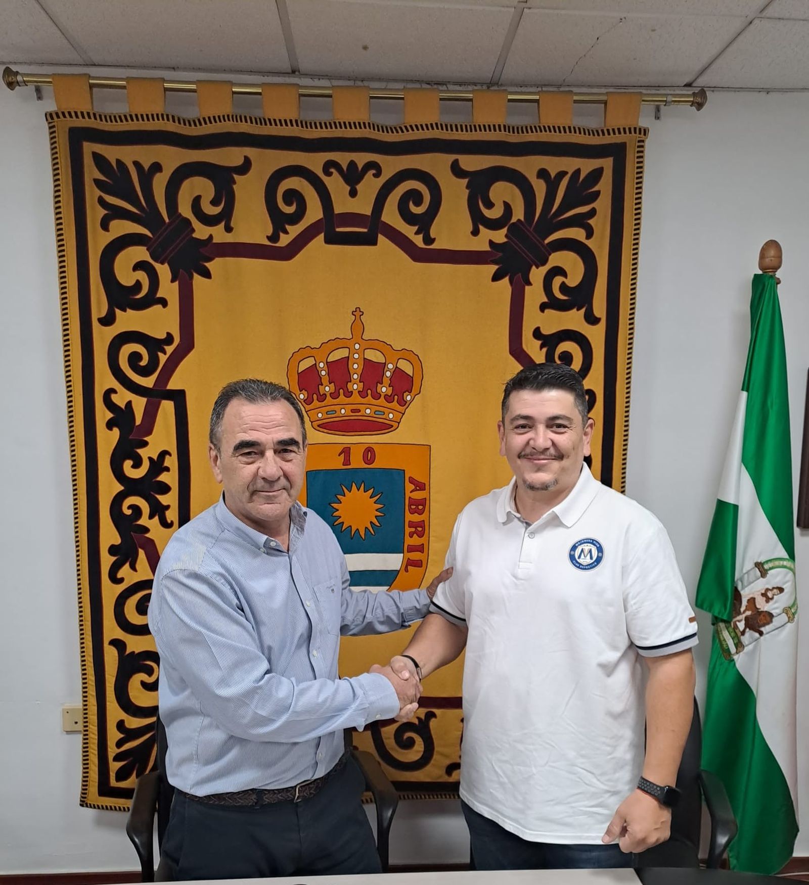 El alcalde de La Mojonera, José Miguel Hernández, y el presidente del club, Iván Orellana, durante la firma del convenio.