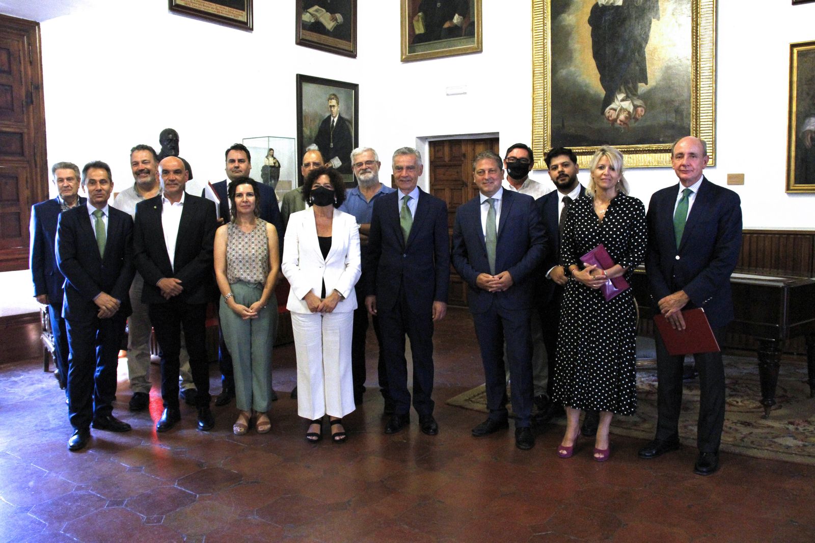 Foto de familia tras la firma del convenio.