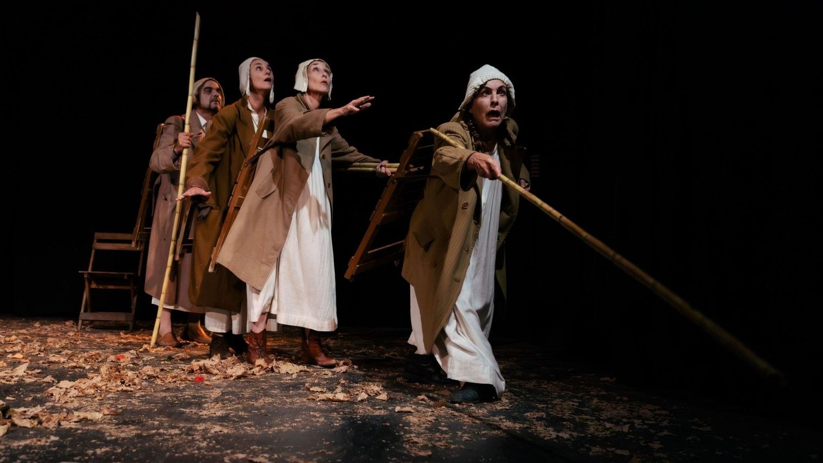 La compañía jerezana De milagro teatro durante la representación una versión "muy libre" de Los Ciegos, del dramturgo belga Maurice Maeterlinck