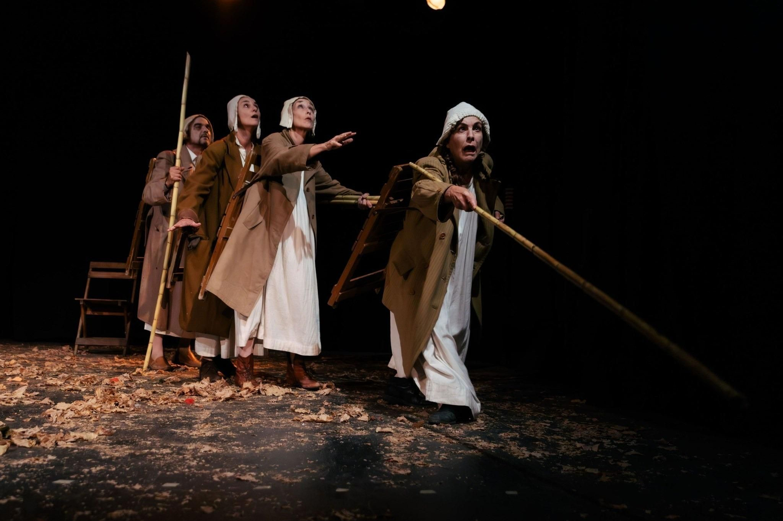 La compañía jerezana De milagro teatro durante la representación una versión "muy libre" de Los Ciegos, del dramturgo belga Maurice Maeterlinck