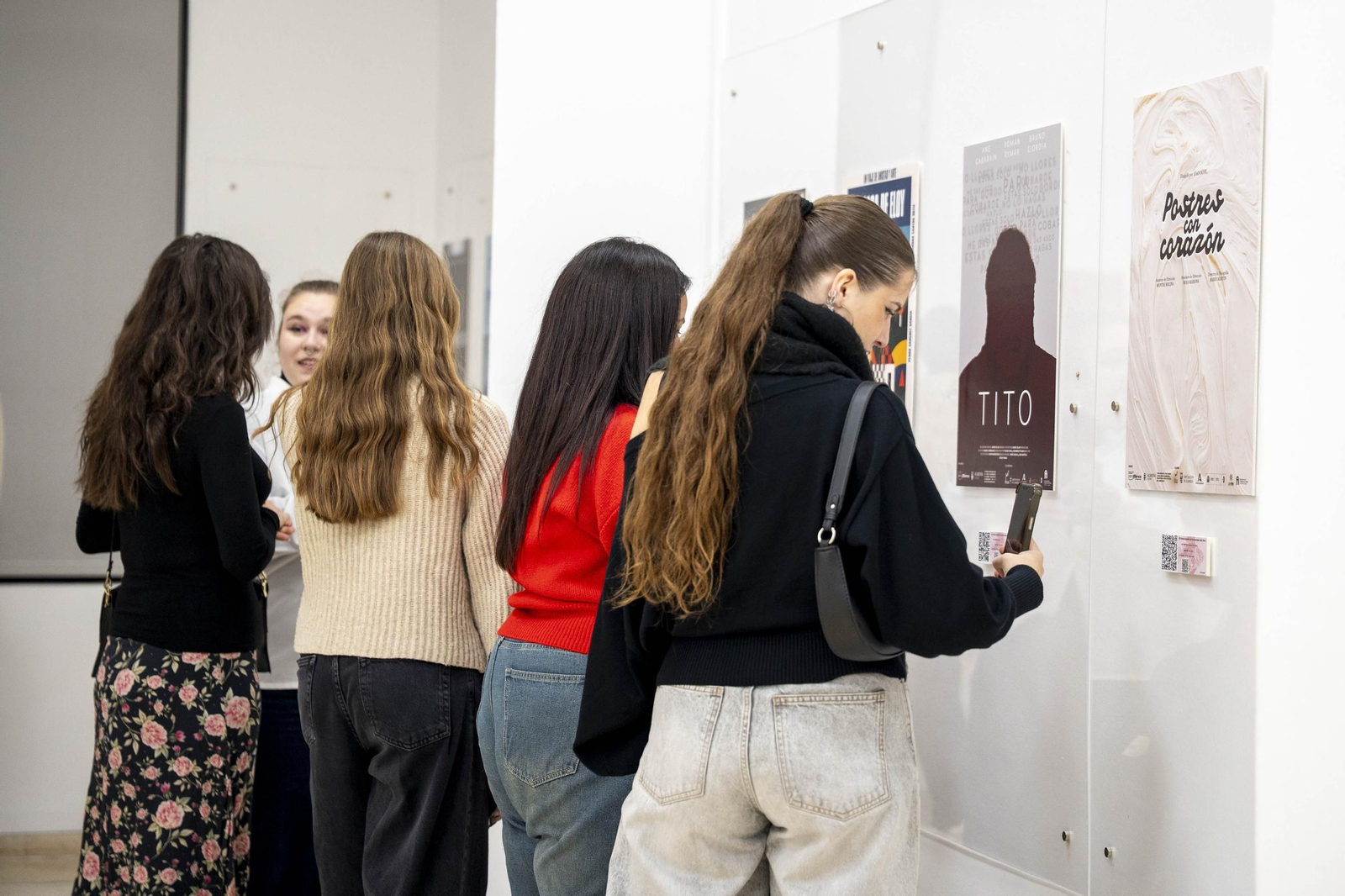 Las imágenes de la exposición "Carteles para un Gallo Pedro"