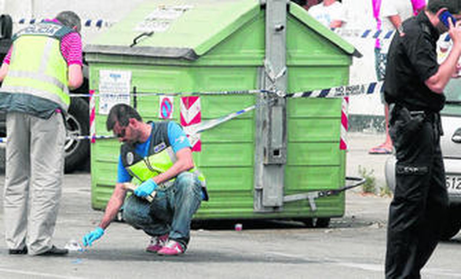 Imagen de efectivos de la Policía Científica analizando el lugar de los hechos, ayer.
