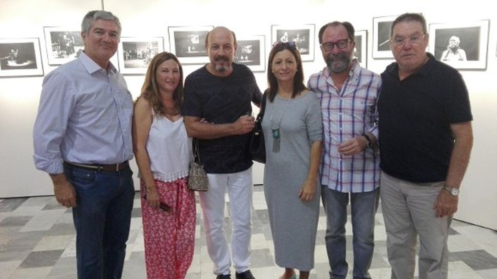 José Luis Beriquinstain, Ana Aguilar, Javier Ruibal, María José Coca, Alejandro Gordillo y Pepo Oliva, durante la inauguración de la exposición 'Música en Blanco y Negro', en el Centro Cultural y Exposiciones de Puerto Real.

Foto: Ignacio Casas de Ciria