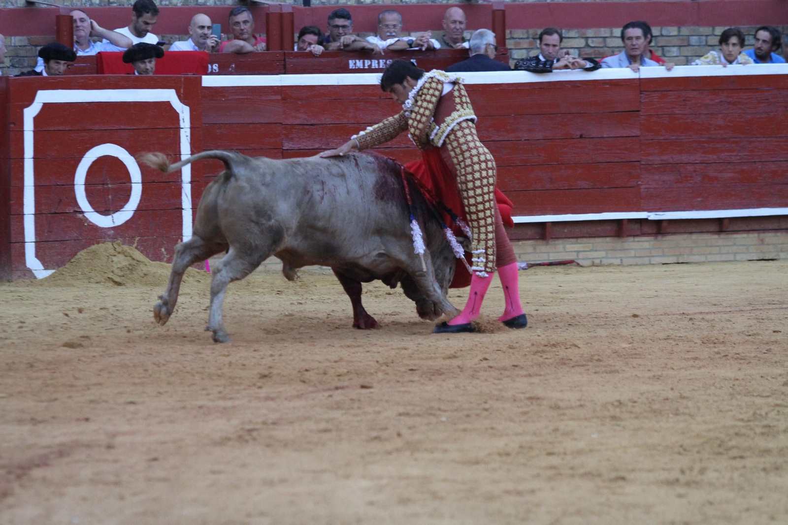 Imágenes de la faena de Miguel Angel Perera en el coso Onubense.