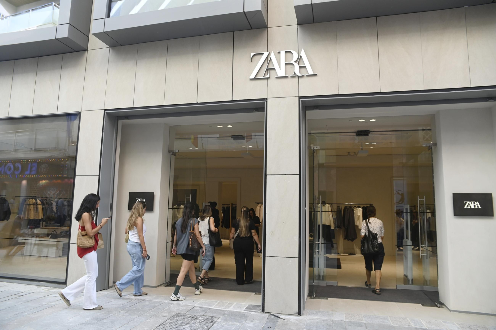 Primeros clientes en la nueva tienda de Zara en Córdoba.