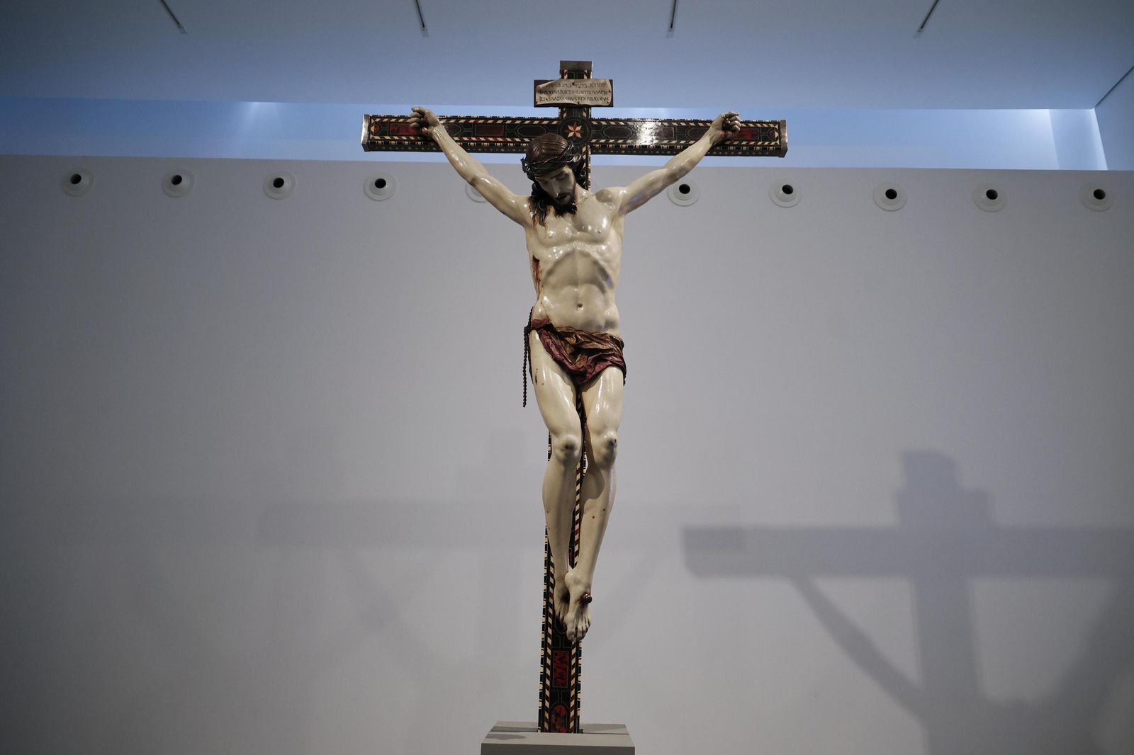 Imágenes de la presentación de la restauración del Cristo de la Misericordia de Granada.