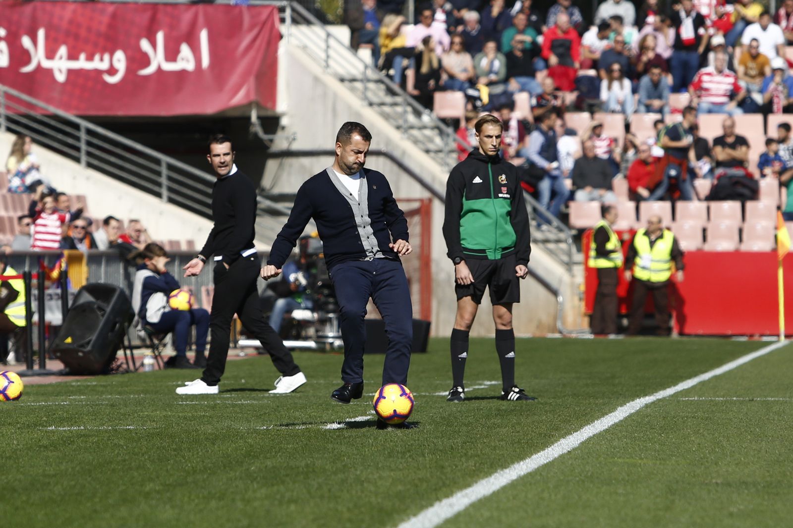 Diego Martínez toca el balón en la banda del partido de ayer.