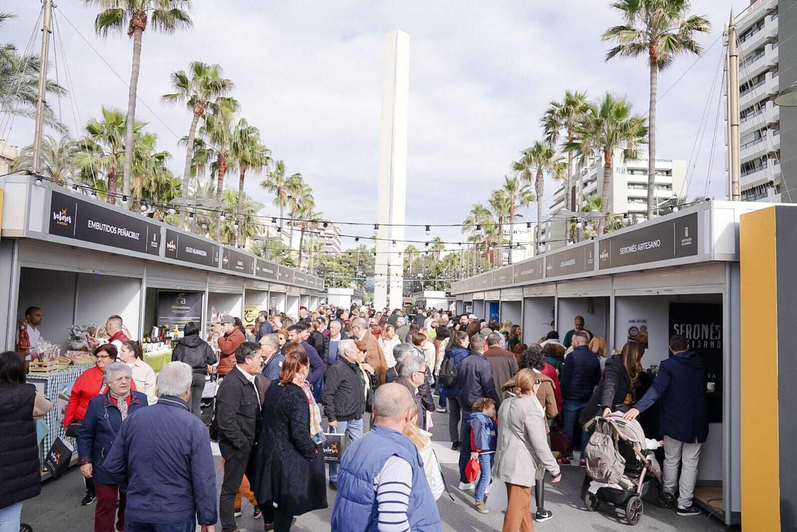 Plaza de las Velas durante la Feria ‘Sabores Almería’ con una gran afluencia.