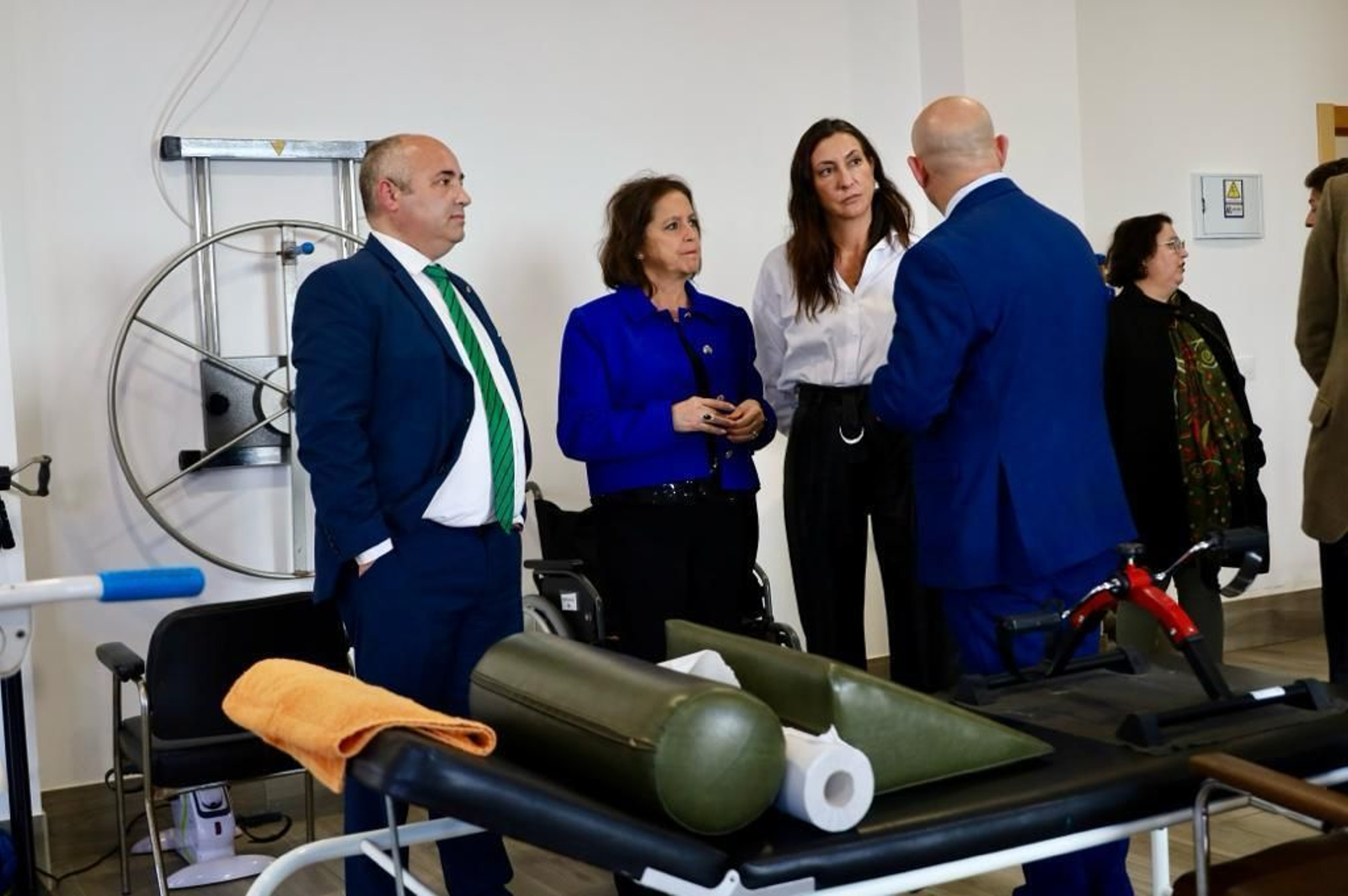 Loles López y Catalina García, durante la visita a la residencia San Rafael de Dos Hermanas.