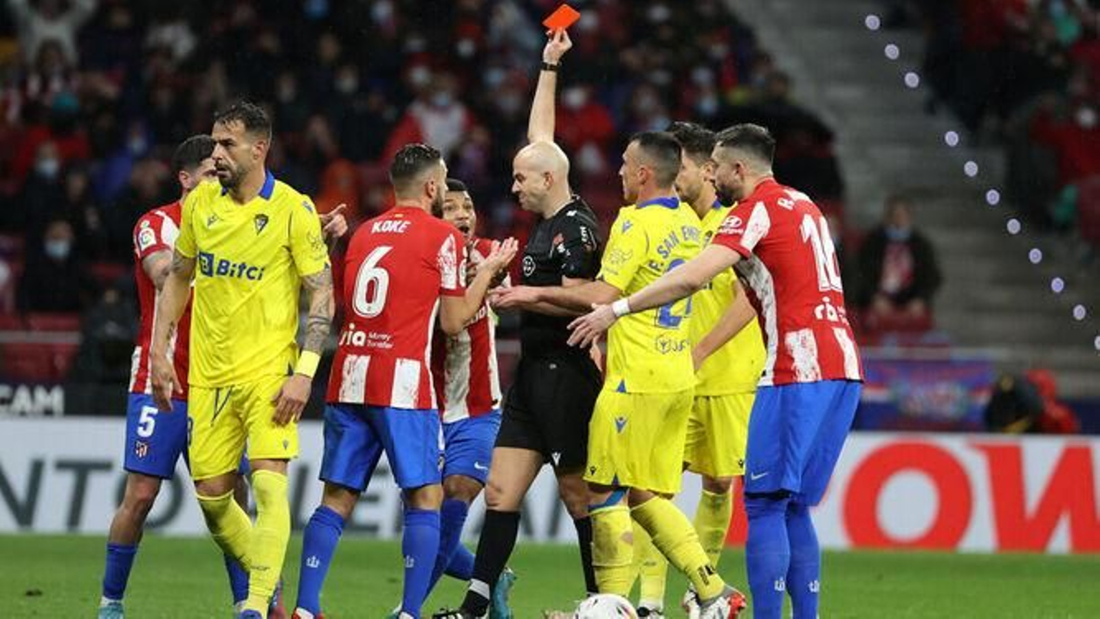 González Fuertes expulsa a Reinildo aunque después rectificó en el Atlético-Cádiz del curso pasado.