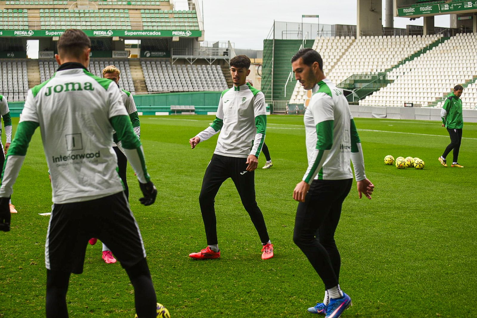 El Córdoba CF se deja querer por su afición en el Día de Año Nuevo: las fotos del entrenamiento de puertas abiertas