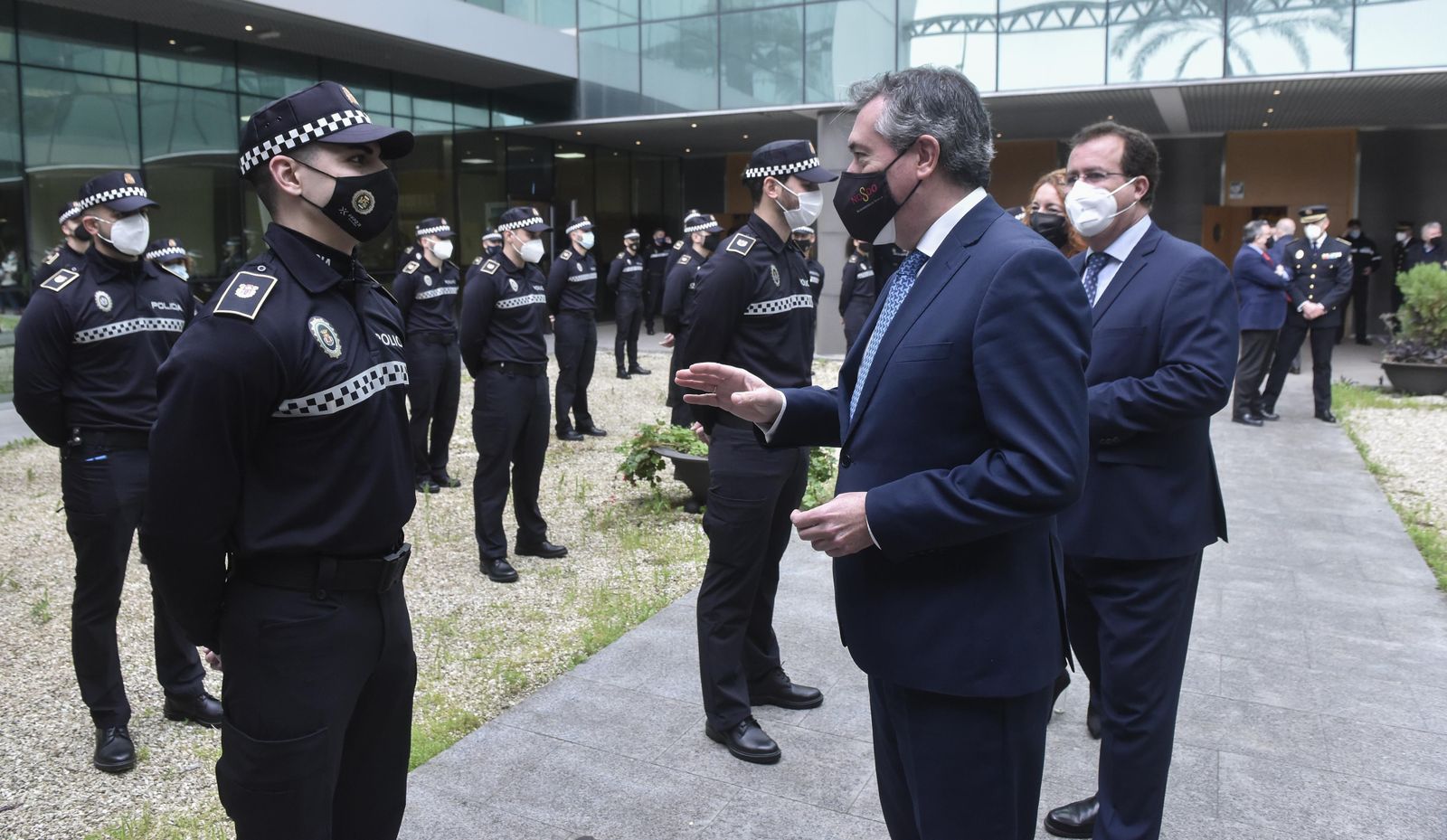 El alcalde, Juan Espadas, y el delegado de Gobernación, Juan Carlos Cabrera, durante la toma de posesión de nuevos policías locales, este jueves.