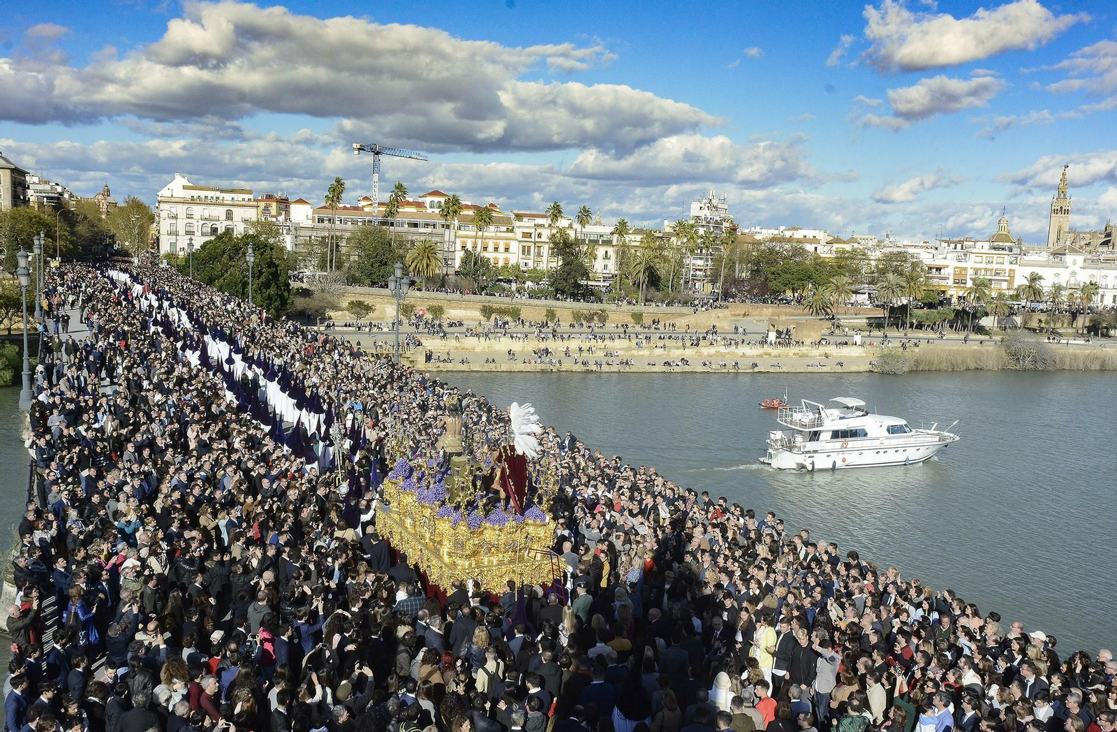 El puente de Triana abarrotado de público un Domingo de Ramos