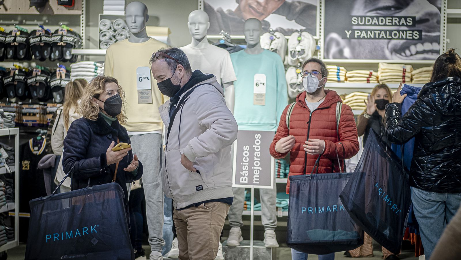 Interior de la tienda de Primark en Bahía Sur .
