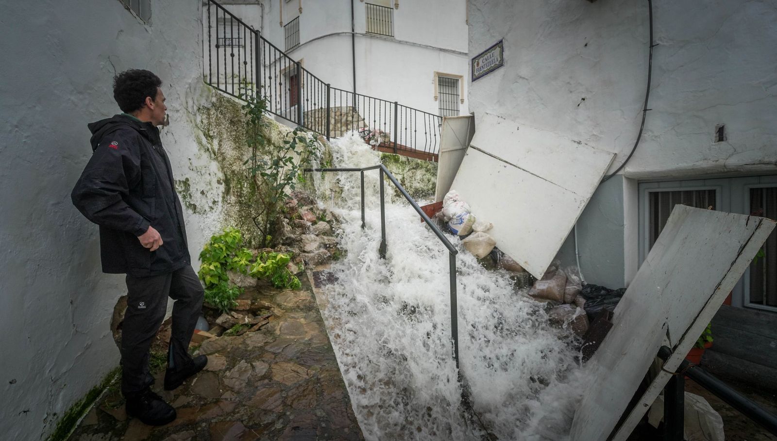 Imágenes de los torrentes de agua por las calles de Ubrique