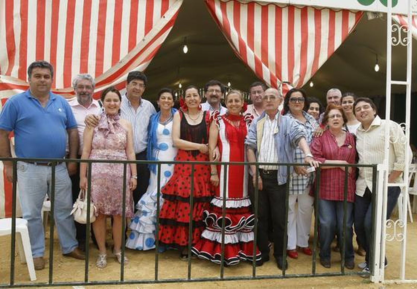 El coordinador regional de Izquierda Unida, Diego Valderas, Manuel Cárdenas, Sebastián Terrada y varios compañeros de IU, durante una convivencia celebrada ayer con los compañeros de los distintos medios de comunicación en la caseta del partido.