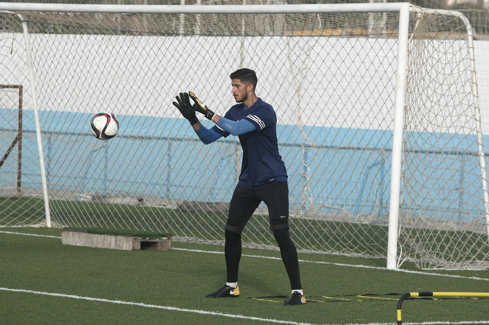 Jesús Godino se dispone a atrapar el balón durante un entrenamiento.