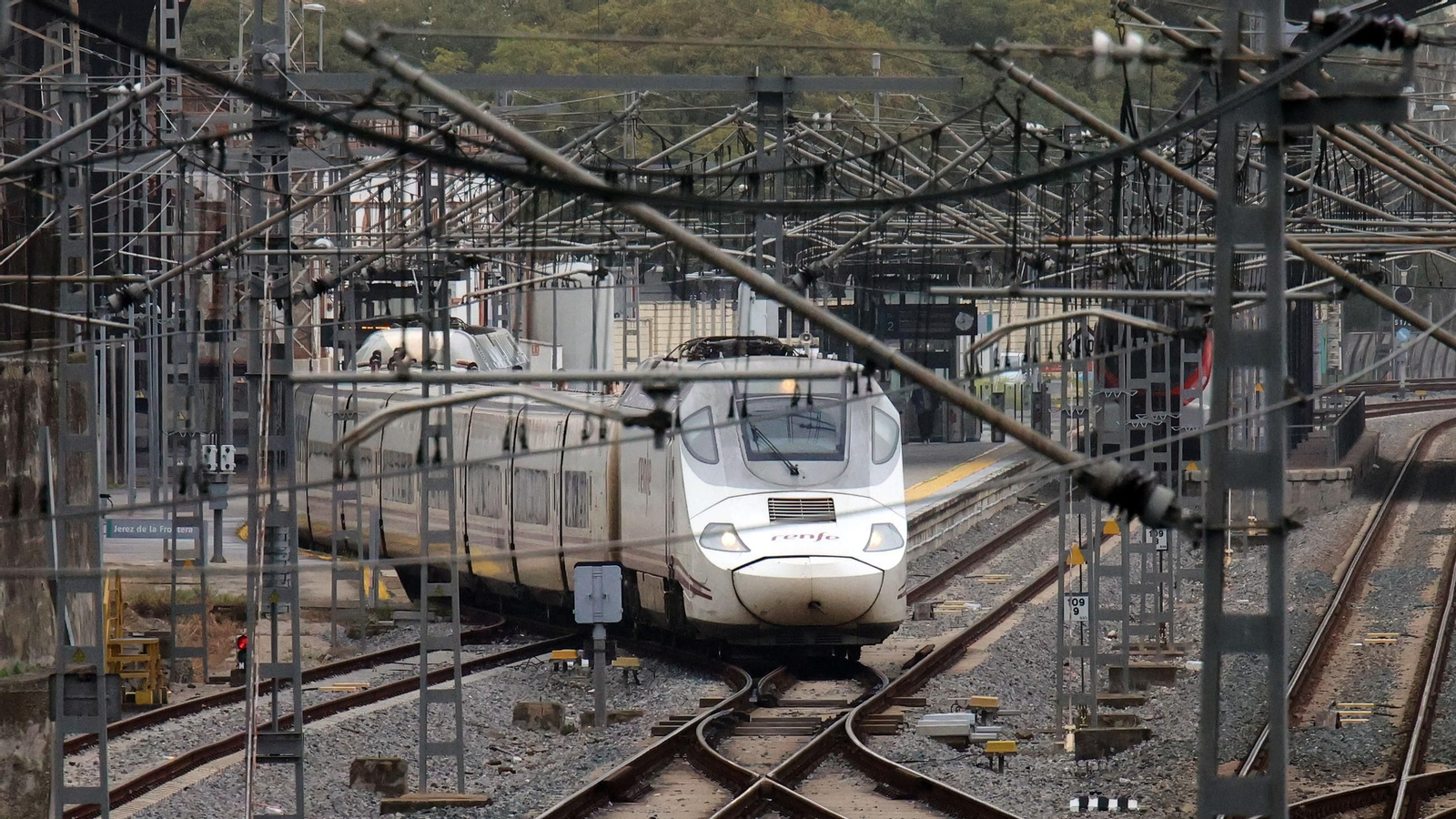 Un tren Alvia saliendo de la estación de Jerez, en una imagen de archivo.