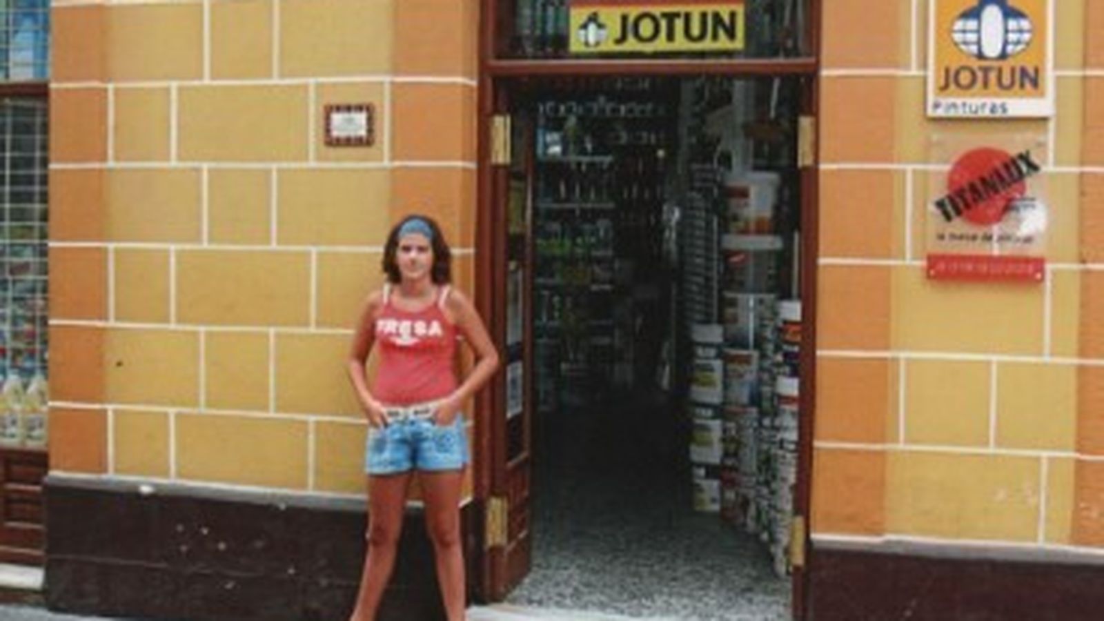 Paloma Morales, con unos diez años a las puertas de la droguería.