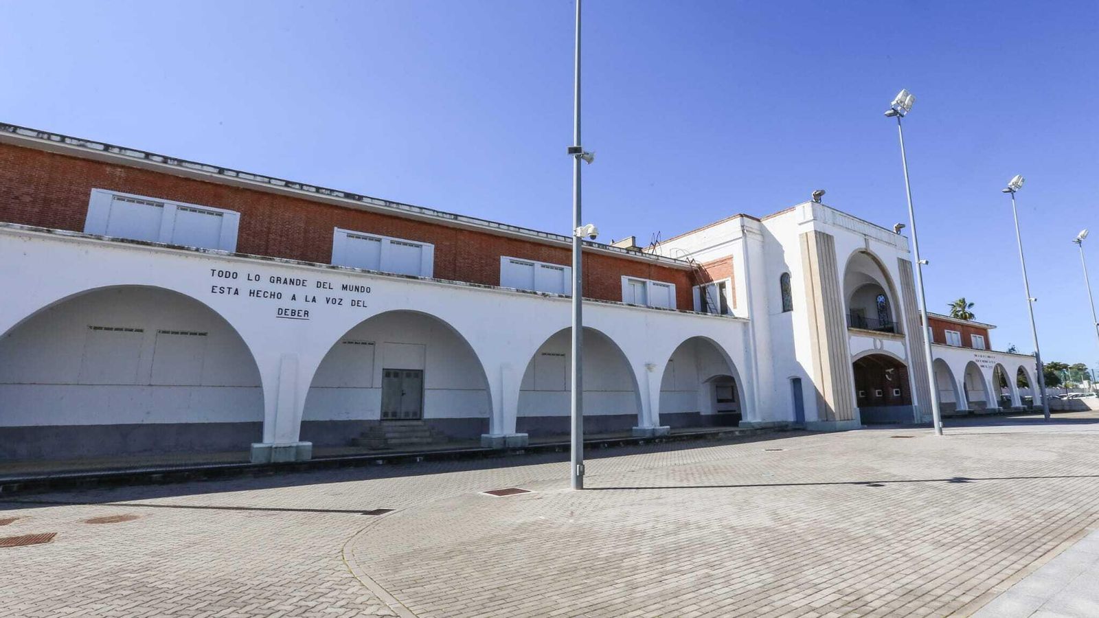 Cuartel de Instrucción de Marinería, que hoy se reparte entre varias dependencias militares, entre ellas el Cuartel General de la Fuerza de Infantería de Marina. Cuartel de Instrucción de Marinería, que hoy se reparte entre varias dependencias militares, entre ellas el Cuartel General de la Fuerza de Infantería de Marina.