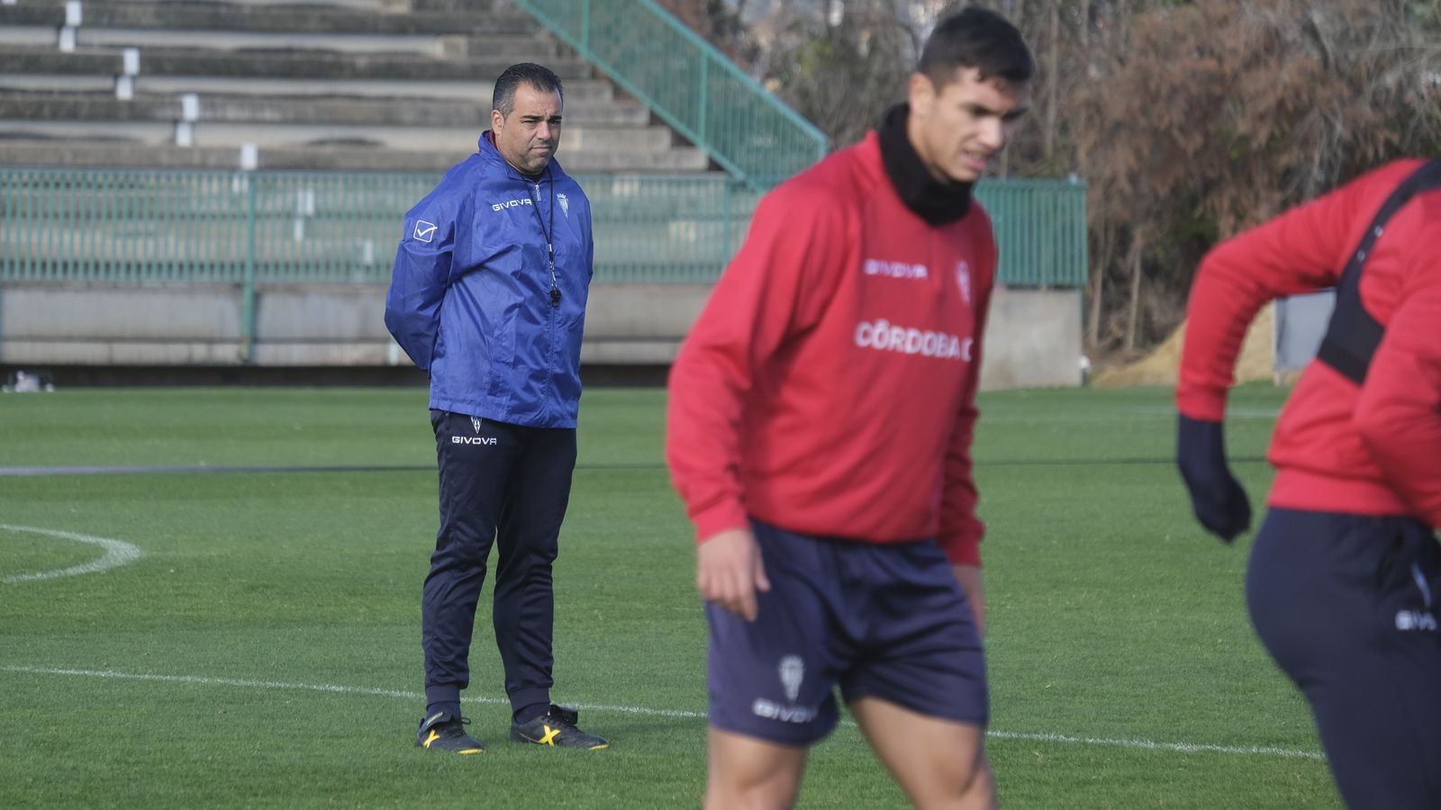 Germán Crespo sigue atento el entrenamiento de este sábado.