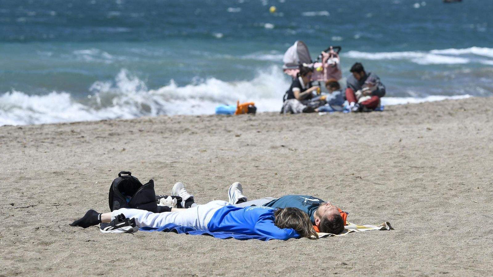 Un grupo de personas aprovechan la llegada del buen tiempo para desconectar tumbándose en una playa de la capital almeriense. Un grupo de personas aprovechan la llegada del buen tiempo para desconectar tumbándose en una playa de la capital almeriense.