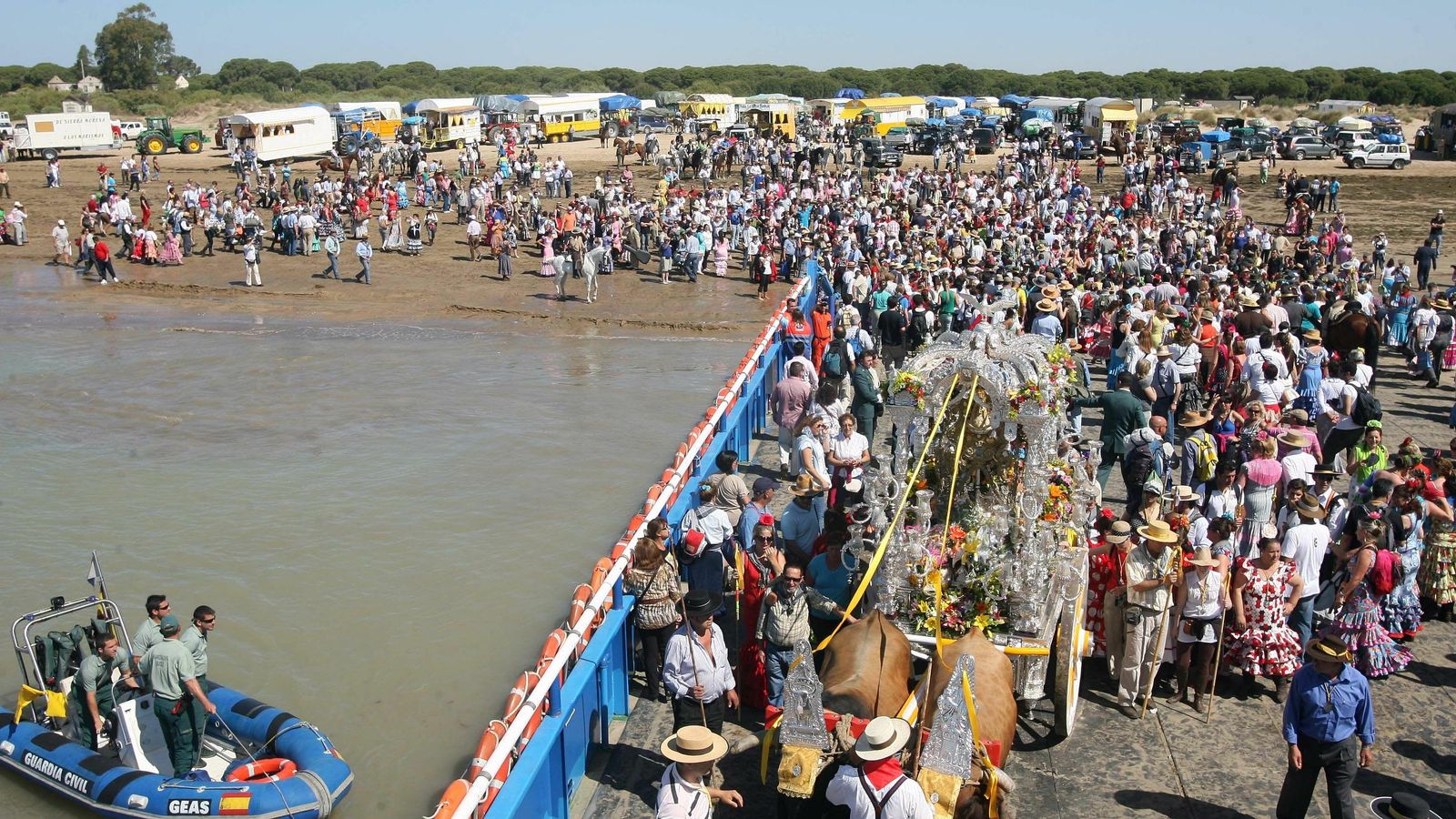 Hermandad de Sanlúcar de Barrameda, cruzando el Guadalquivir en una barcaza.