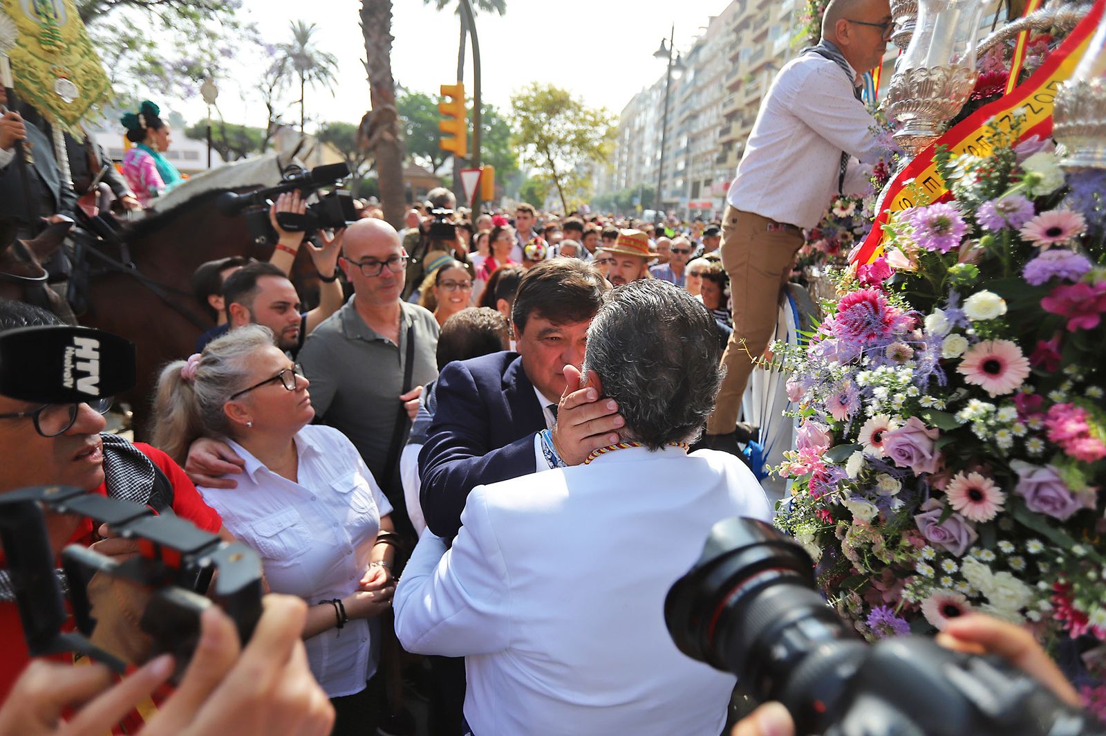 El Rocío 2023: Imágenes de la Hermandad de Emigrantes en su salida de Huelva