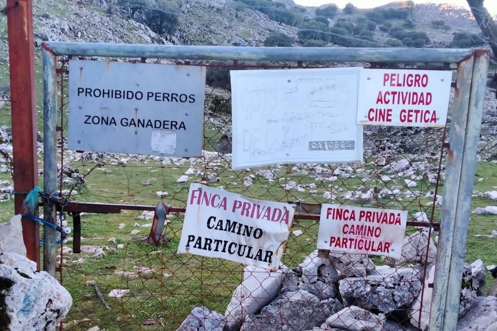 Cierre del camino de Quejigalillo, en el término municipal de Grazalema.