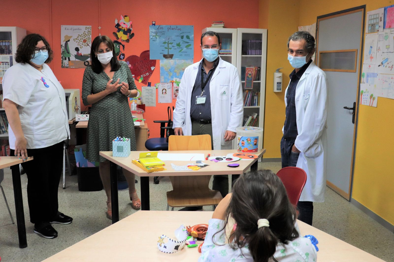 La delegada de Educación en su visita al aula hospitalaria del Juan Ramón Jiménez.