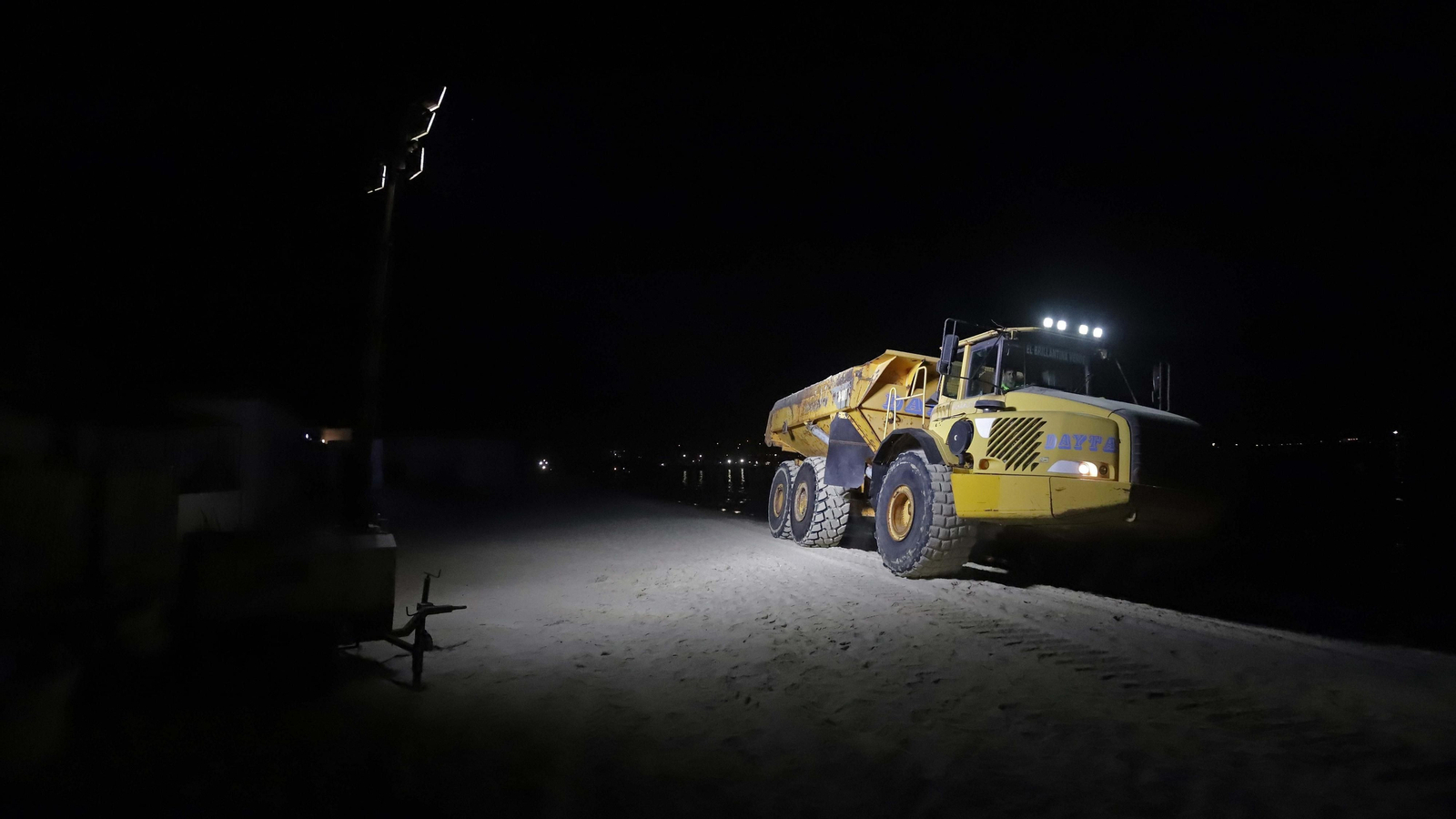 Fotos del trasvase de arena en El Rinconcillo