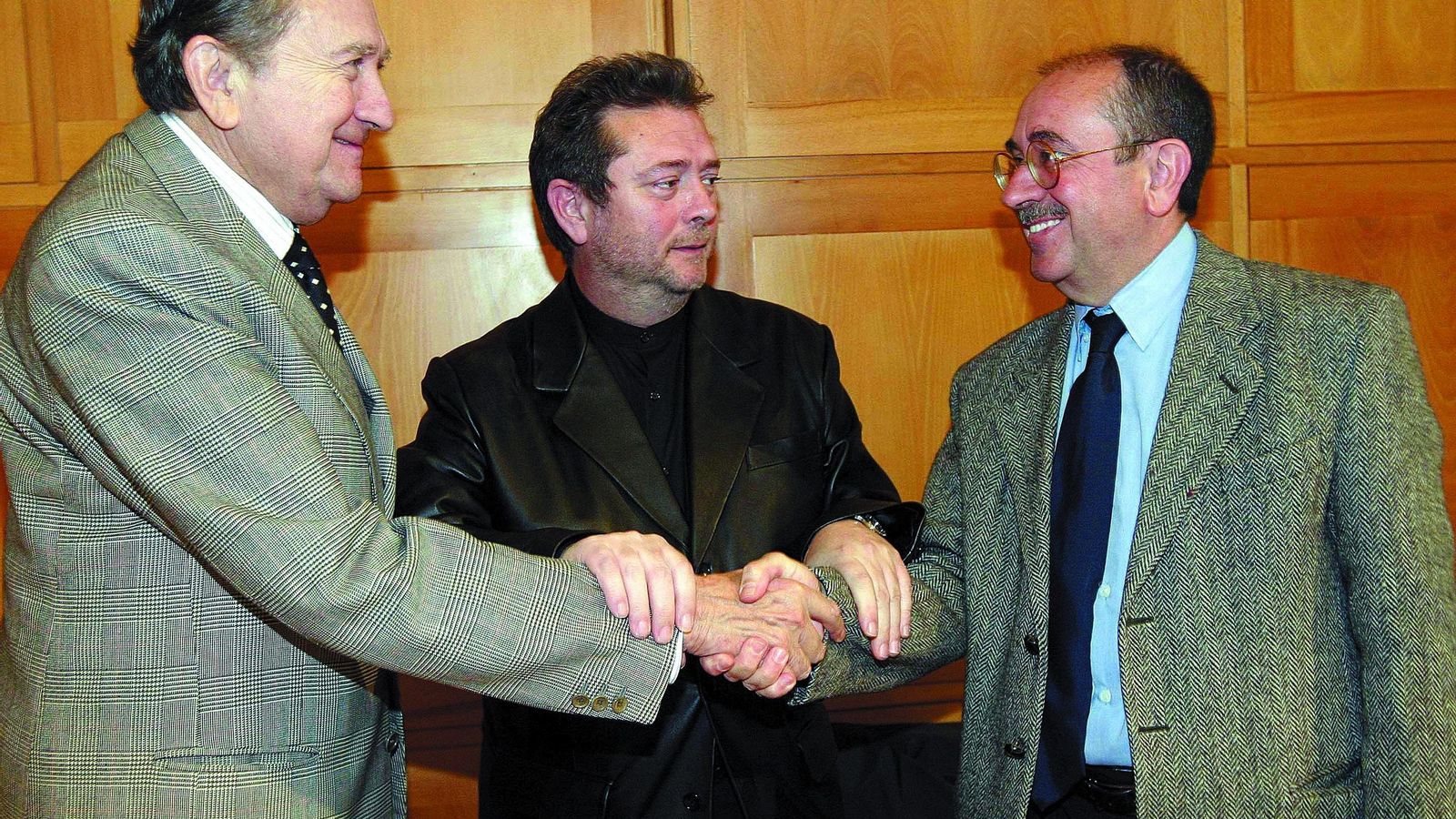El presidente del Patronato de la Alhambra, Mateo Revilla, y Miguel Rodríguez-Acosta durante la firma del protocolo de colaboración entre ambas instituciones en 2004 junto al consejero de Cultura, Enrique Moratalla.