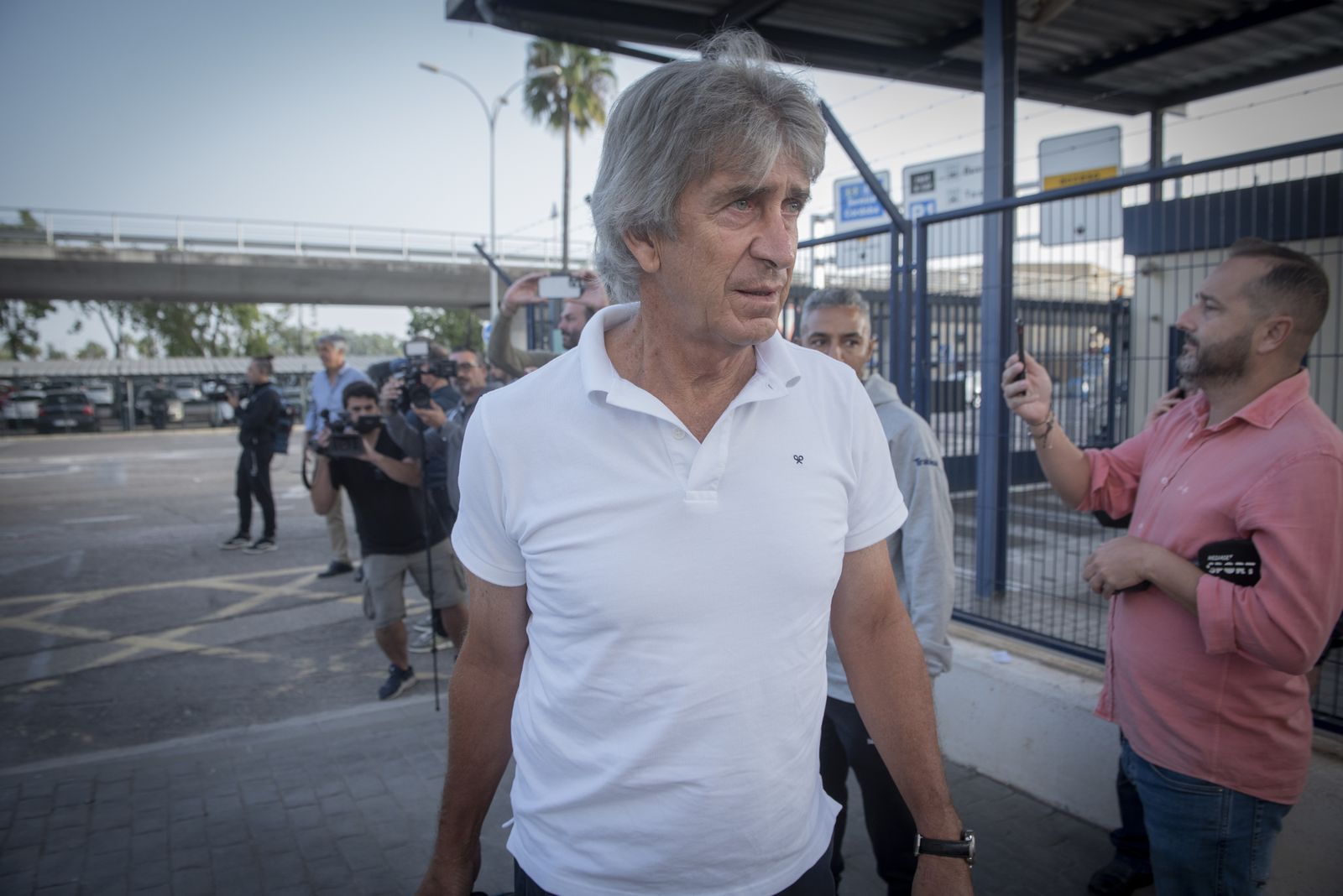 Imágenes del Real Betis en el aeropuerto de Sevilla rumbo a Roma