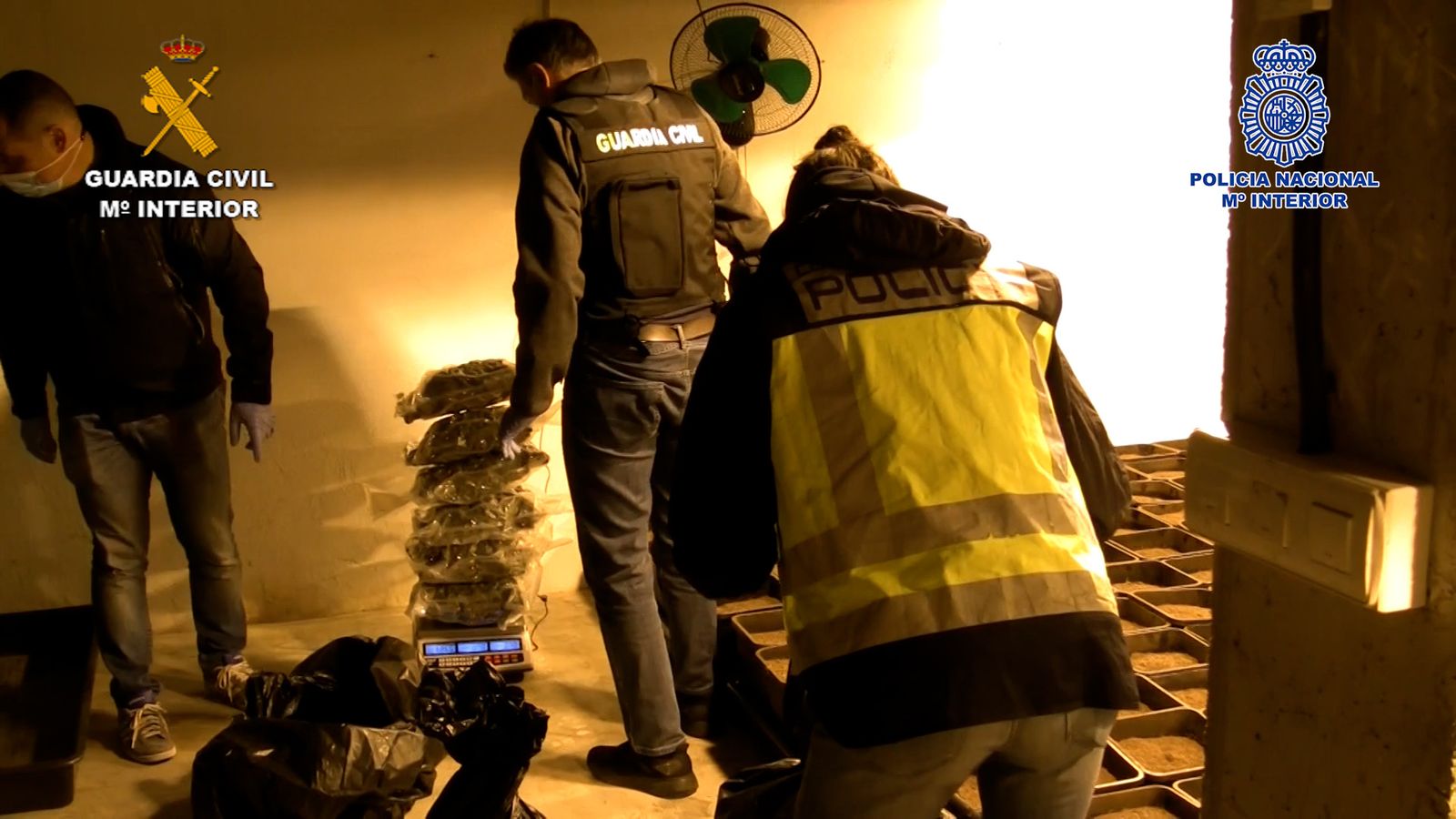 Agentes pesan parte de la droga incautada durante la operación llevada a cabo en Granada.