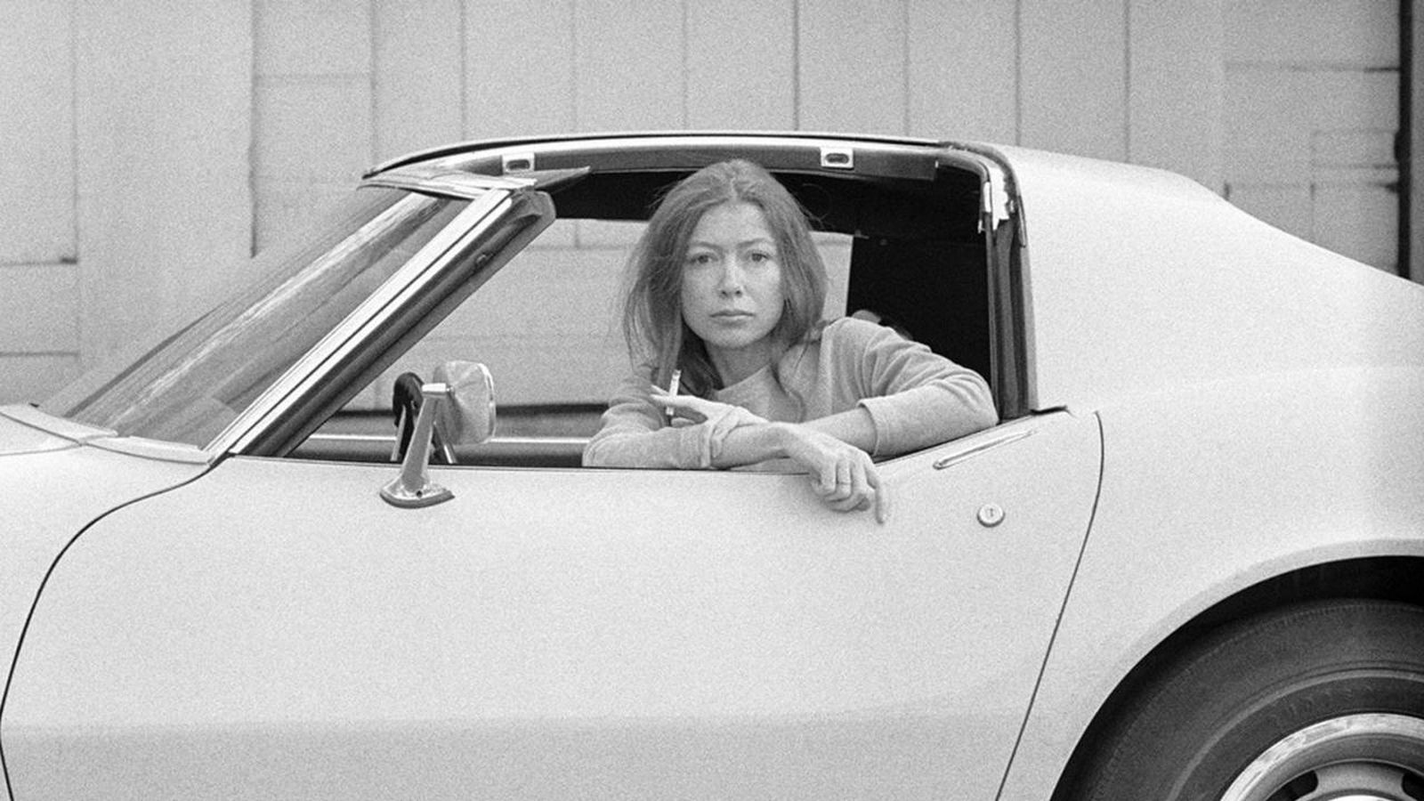 Joan Didion (Sacramento, California, 1934-Nueva York, 2021), en una imagen del documental de Netflix sobre su figura ‘El centro cederá’.