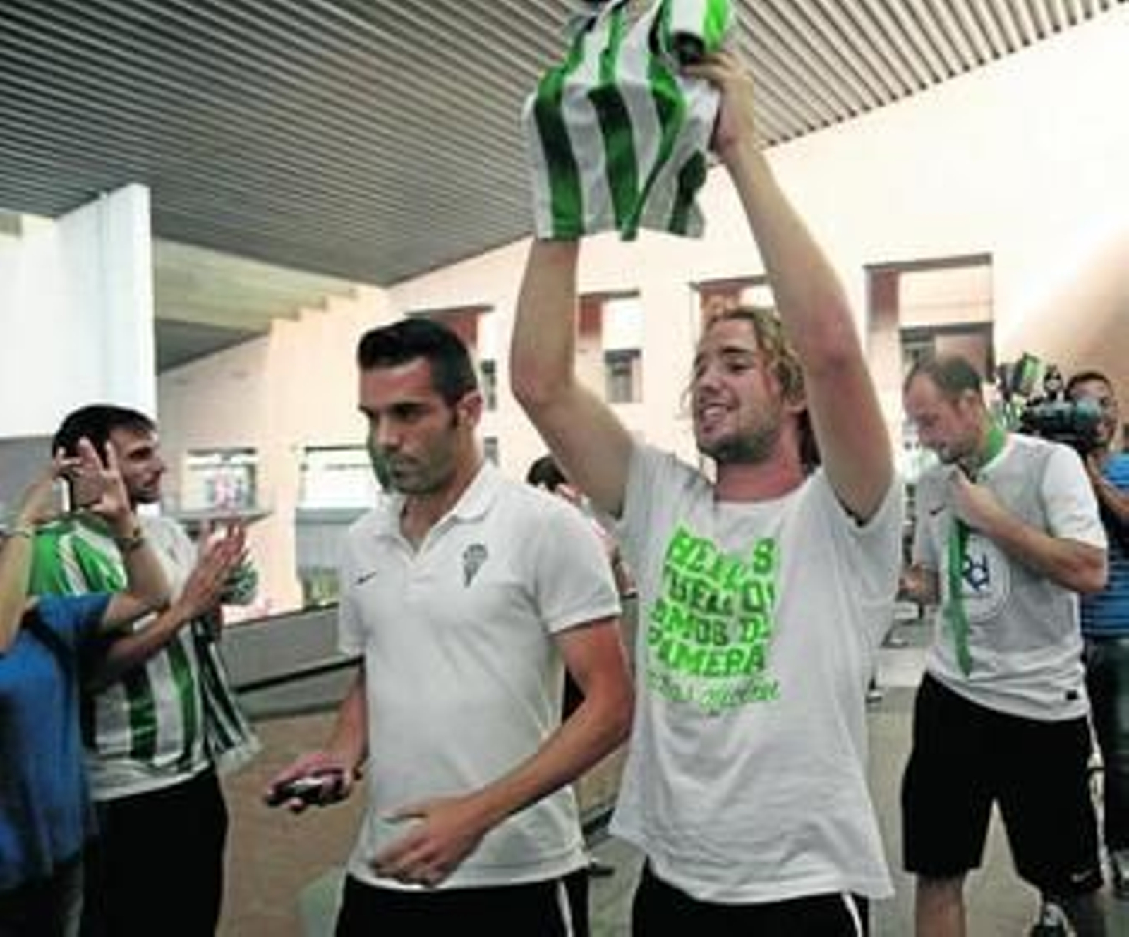 La expedición blanquiverde, encabezada por Mendi con una camiseta del Córdoba, a su llegada a la estación de Santa Justa en Sevilla. La expedición blanquiverde, encabezada por Mendi con una camiseta del Córdoba, a su llegada a la estación de Santa Justa en Sevilla.