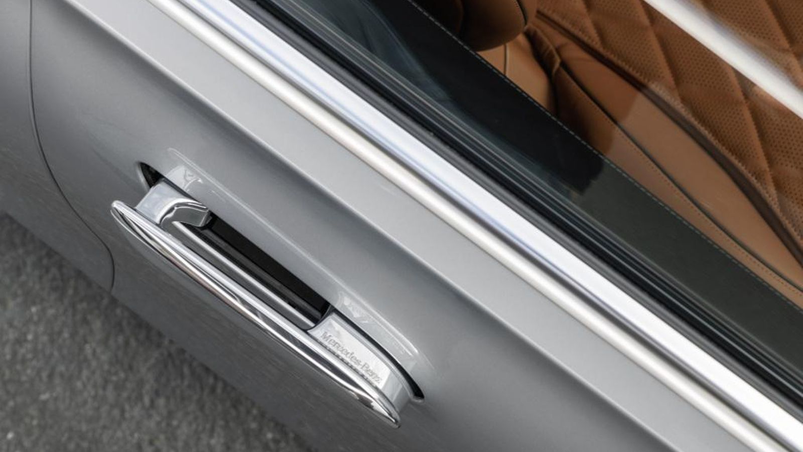 Hay dos tipos de tiradores para la apertura de las puertas: unos convencionales, estáticos; y otros que surgen el momento del acceso y se integran en la puerta durante la marcha.