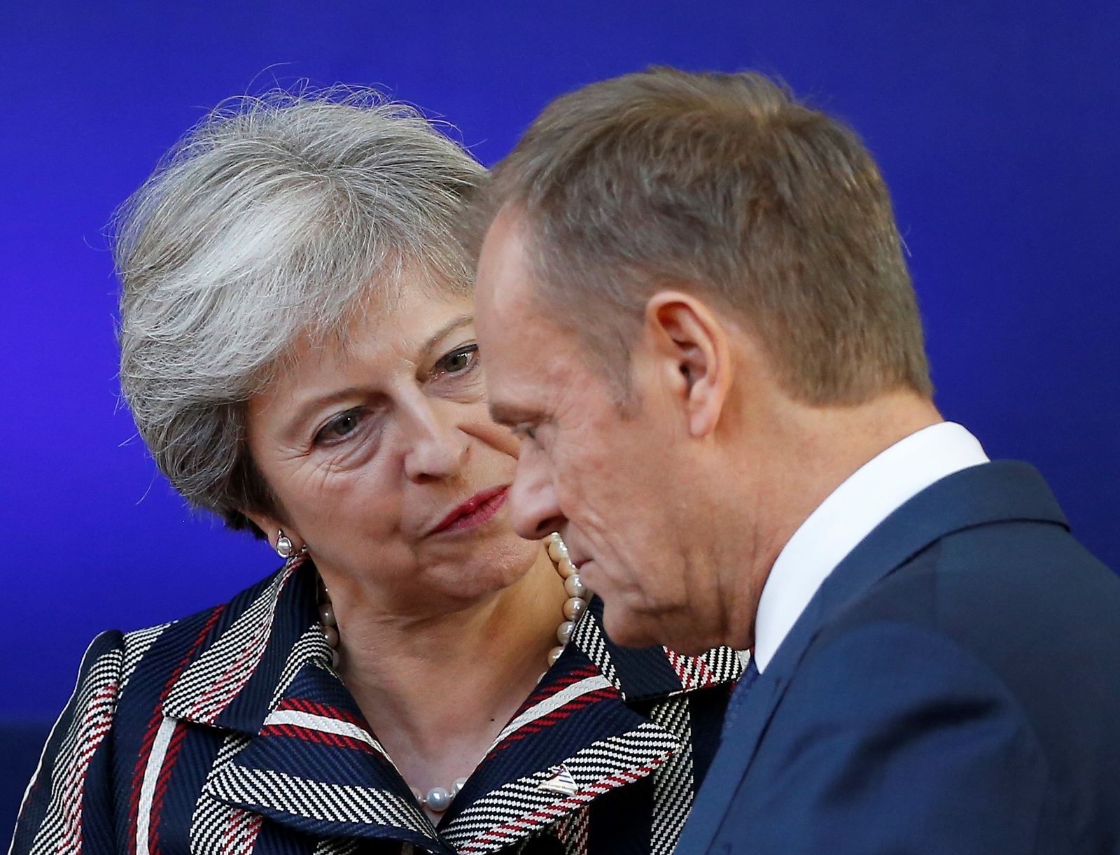 Theresa May conversa con el presidente del Consejo Europeo, Donald Tusk, en Bruselas.