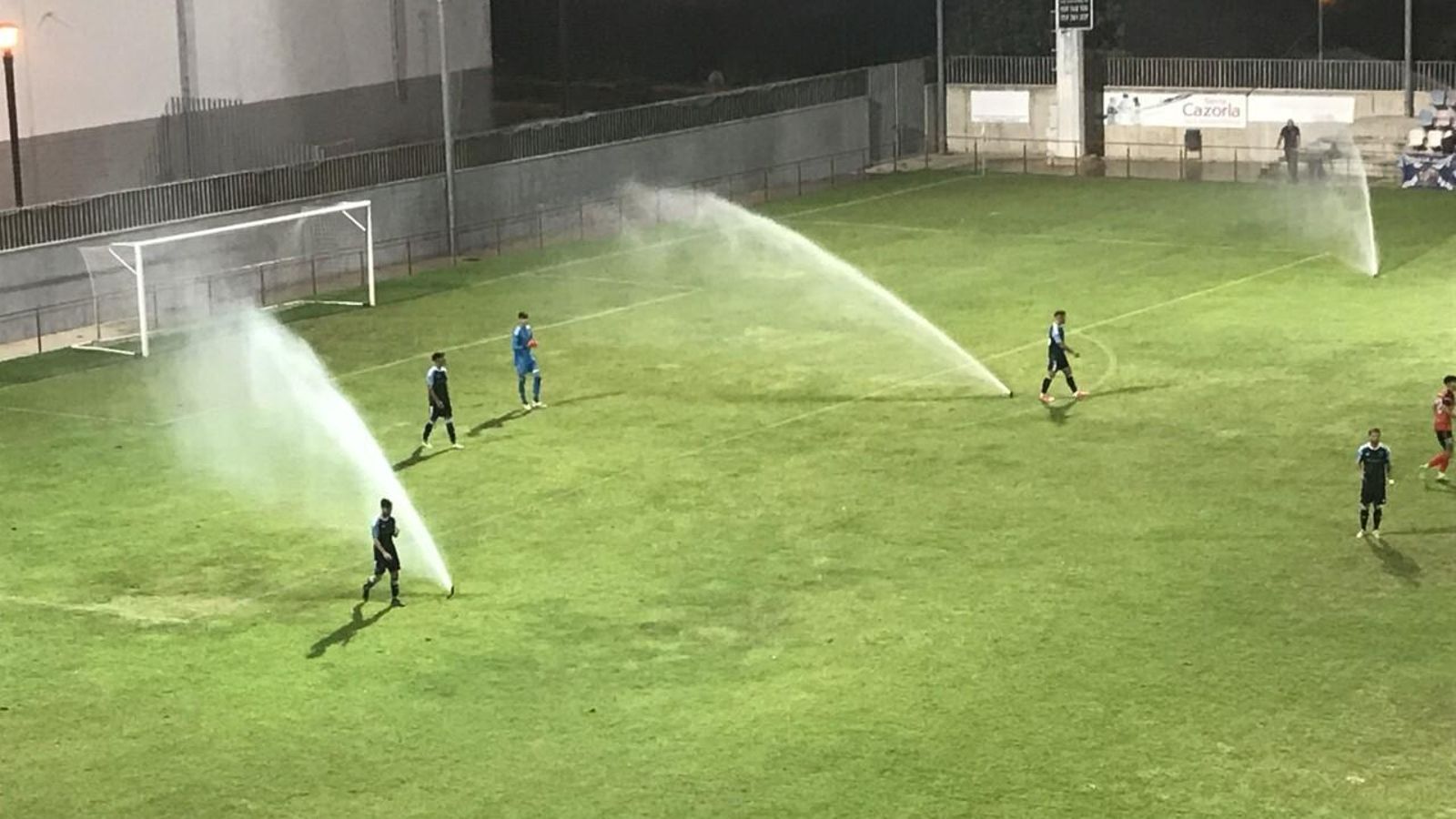 El partido estuvo varios minutos detenido al saltar los aspersores.