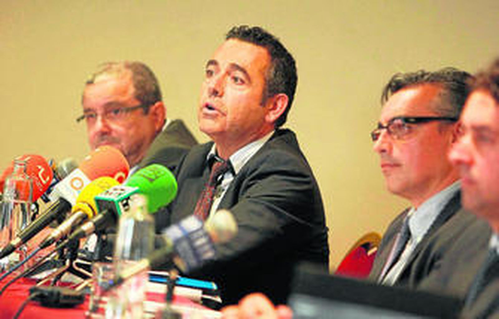 Diego García, en el centro durante una de las juntas de accionistas del Cádiz celebradas en los últimos años.