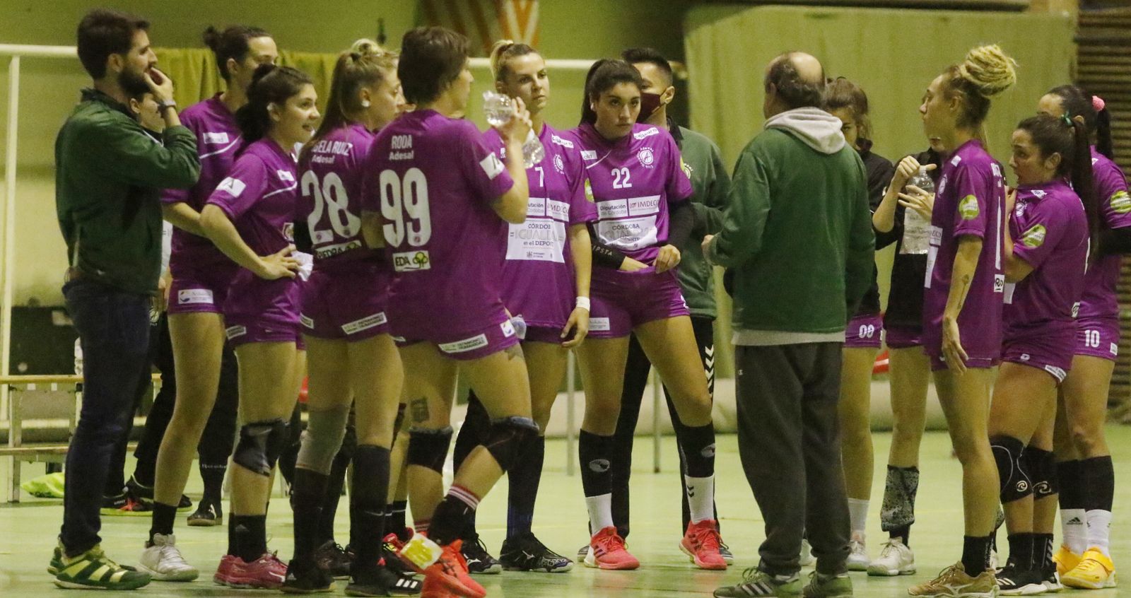 Las jugadoras del Adesal, en un tiempo muerto junto a su técnico, Rafa Moreno.