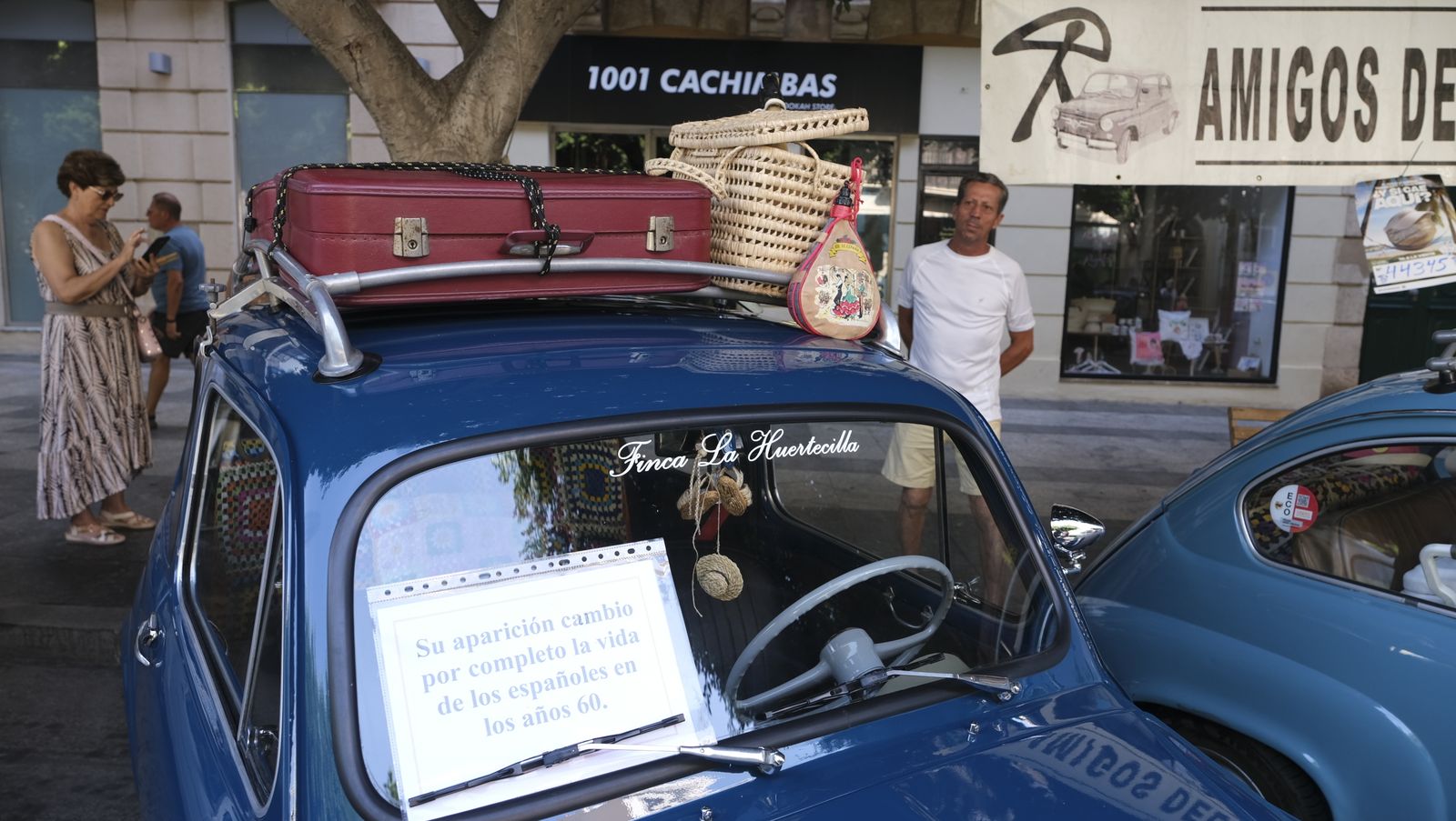 Imágenes de la exposición de Amigos del Seat 600 y Mini Cooper, en la Feria de Almería