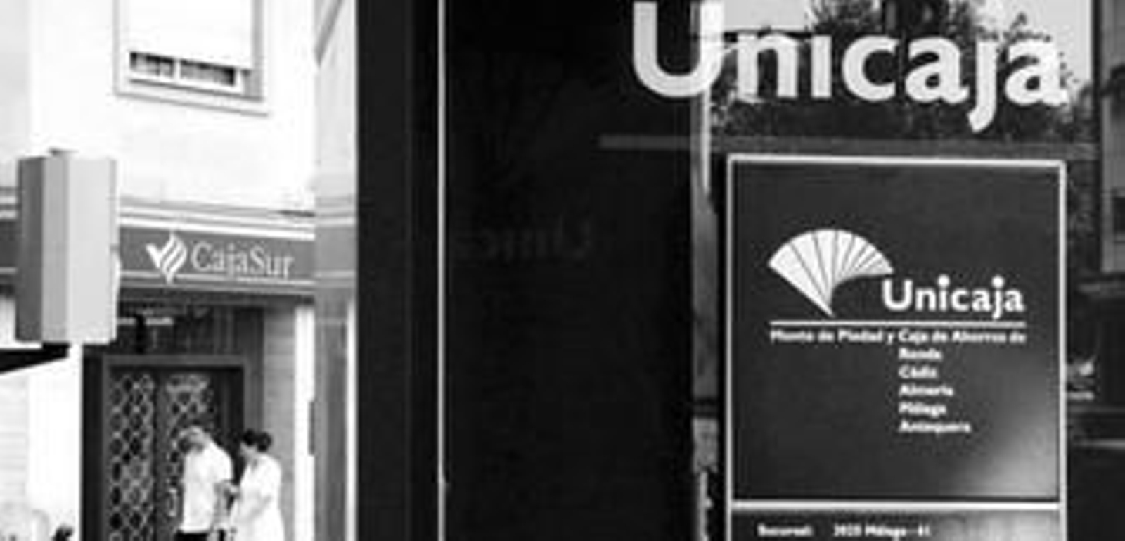 En la imagen, oficinas de Cajasur y de Unicaja en edicifios cercanos.