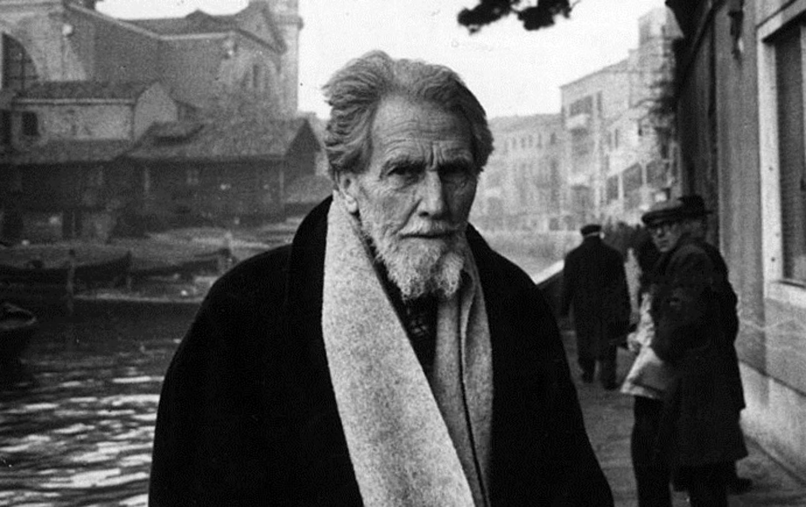 Ezra Pound en Venecia, a la espalda de la Academia