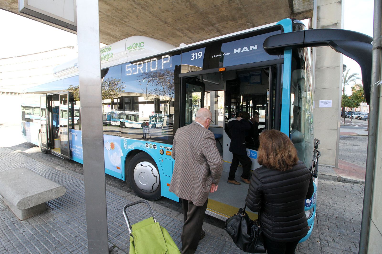 Varias personas entran en un autobús en la parada central de Zafra.