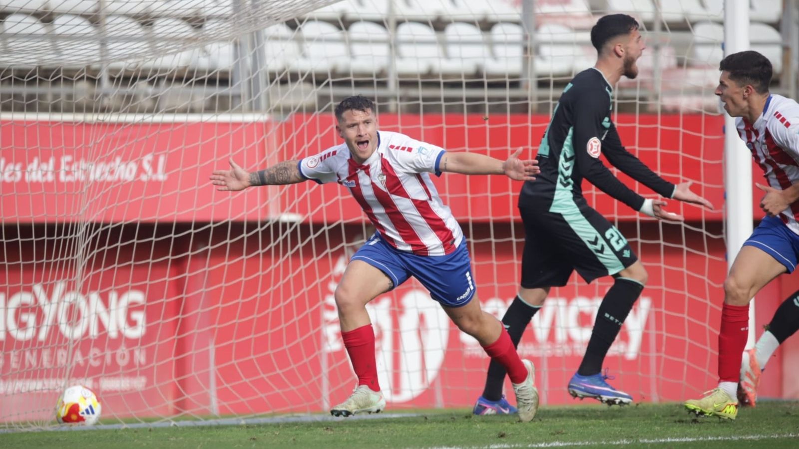Juanma García celebra el 1-0 del Algeciras ante el Betis Deportivo.