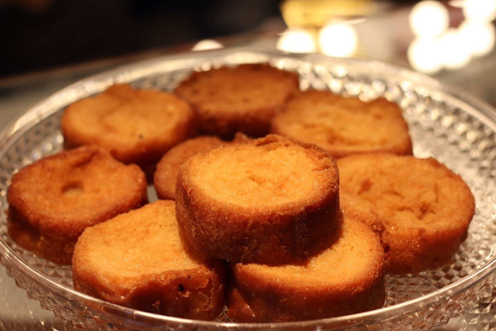 Una fuente con torrijas.