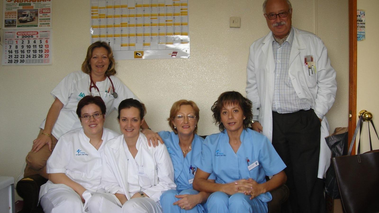 En Torrecárdenas, su último destino, con un grupo de sanitarias.